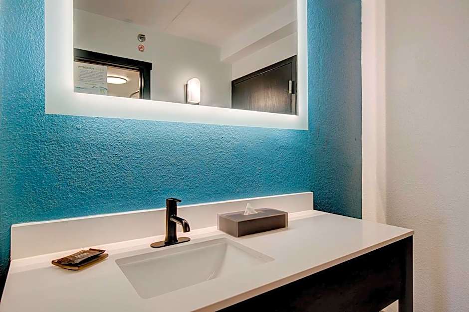 La Quinta Inn & Suites by Wyndham Maingate Fort Jackson