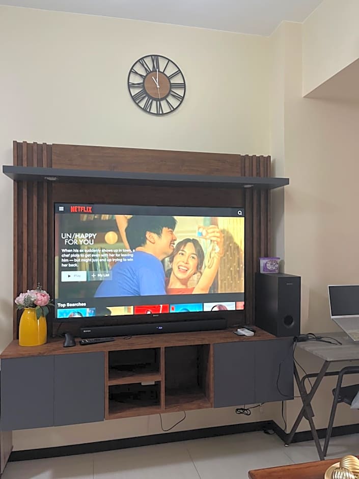 Bayfront Suite in Pasay, Manila Near NAIA Terminal, PICC, Star City, MOA and US Embassy - Pet-Friendly, Free Pool, Wi-Fi & Netflix