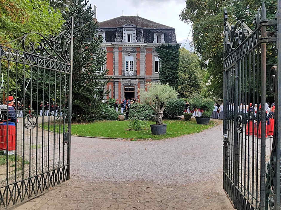 Château Lambert Moulinsart Hotel, shuttle airport, long term parking, snooker, large terrasse, dinner, breakfast