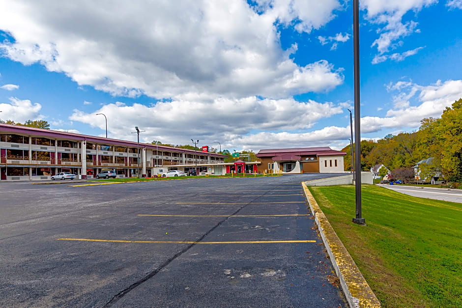 OYO Hotel Moline Downtown IL I-74 North