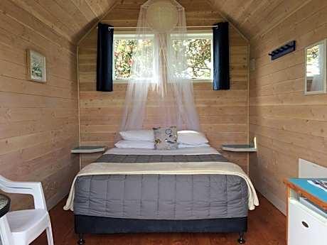 Queen Boatshed Cabin 5 with External Bathroom