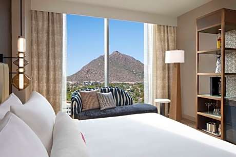 King Room with Bathtub - Mountain View - Mobility Accessible