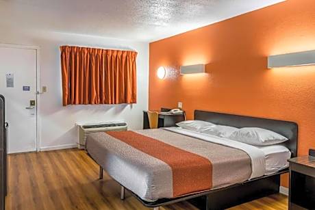 1 QUEEN BED | MOBILITY ACCESSIBLE RI SHWR