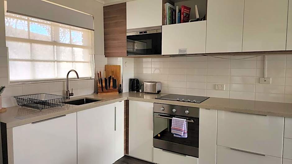 Contemporary 2BR Apt w Free Parking - Hosted by Canstay