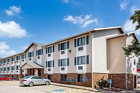 Super 8 by Wyndham Manhattan KS