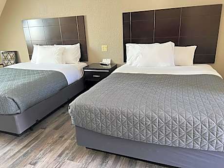 Double Queen Room with Mountain View