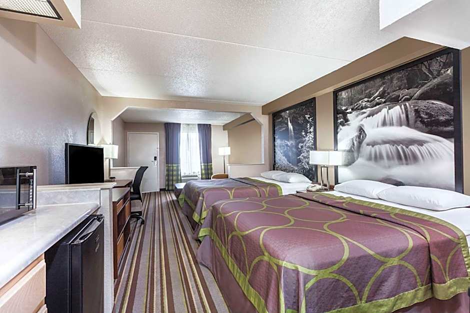 Super 8 by Wyndham Pigeon Forge Dollywood Lane