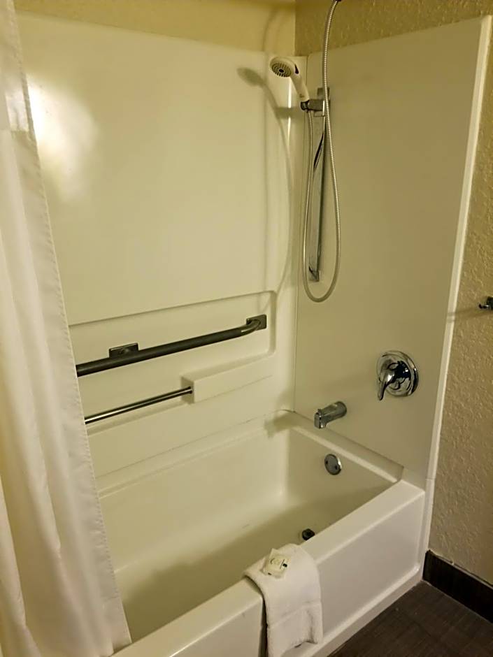 Quality Inn & Suites Leesburg Chain of Lakes