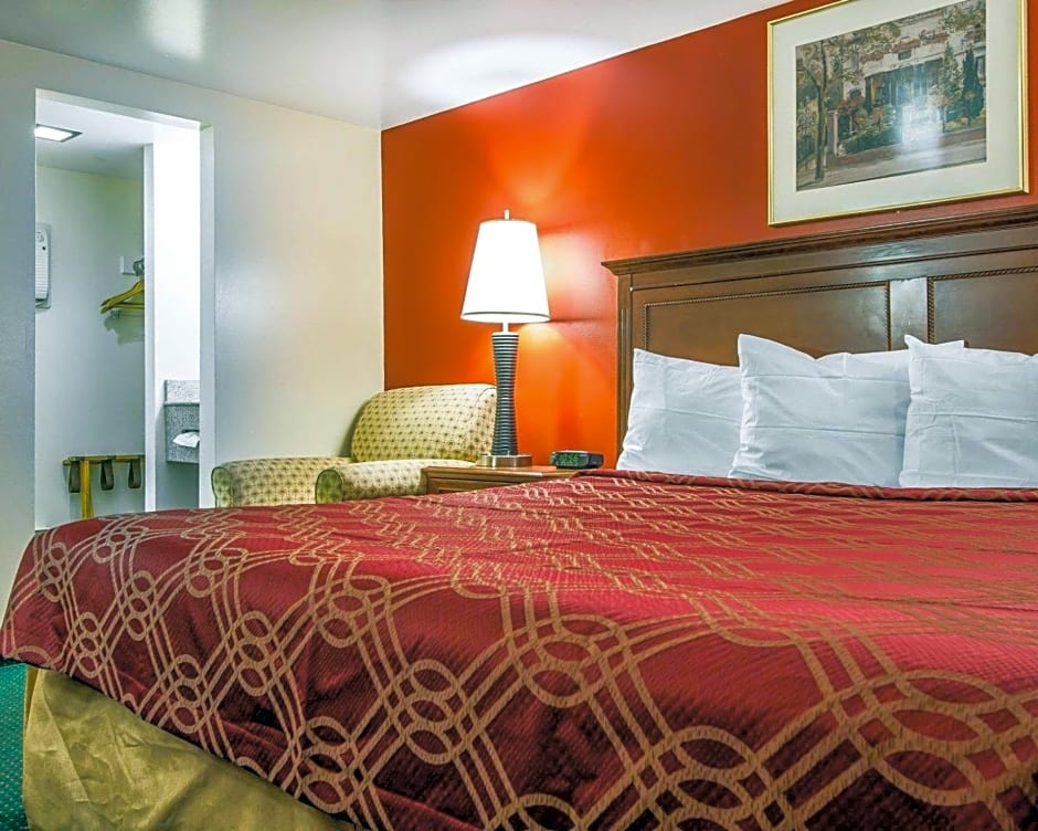 Rodeway Inn & Suites Brunswick near Hwy 1