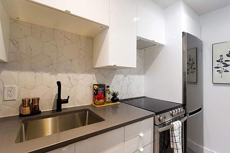 Palms Little Italy Studio with full bathroom by Denstays