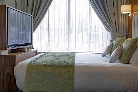 Luxury King Suite - Non-Smoking