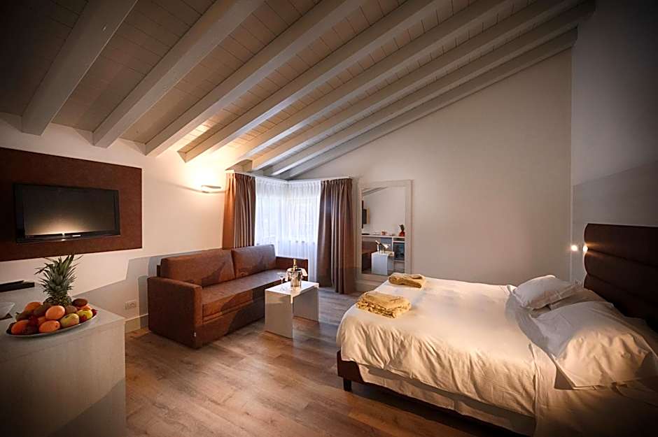 Bella Hotel & Restaurant with private dock for mooring boats