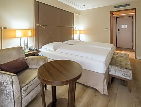 Standard Room with 1 Queen Bed