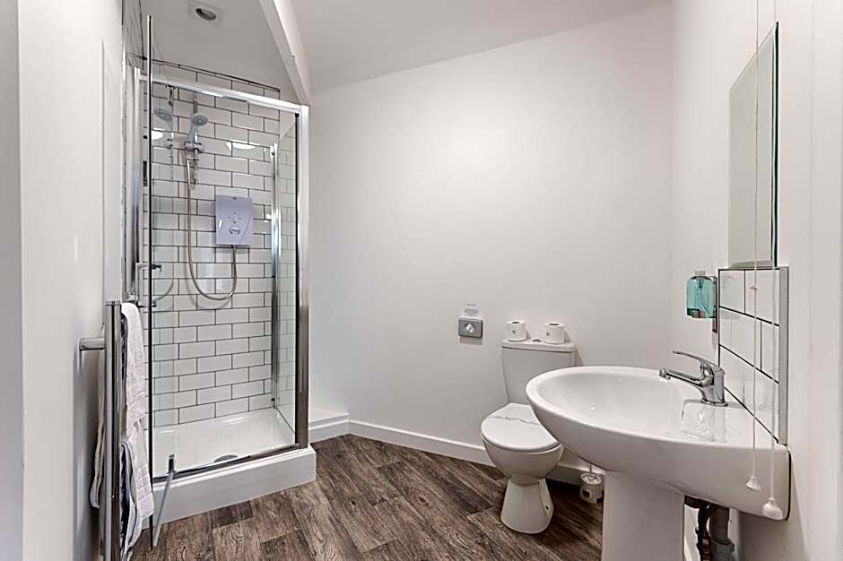 Contractor Base - Kitchen - Parking Included