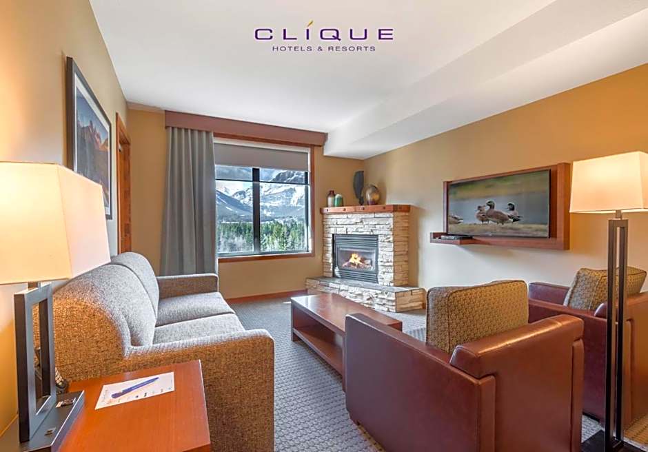 Falcon Crest Lodge by CLIQUE