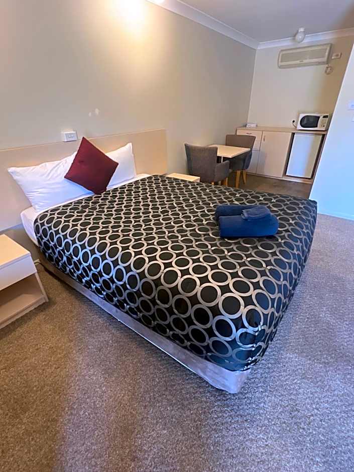 OVERLANDER MOTOR LODGE