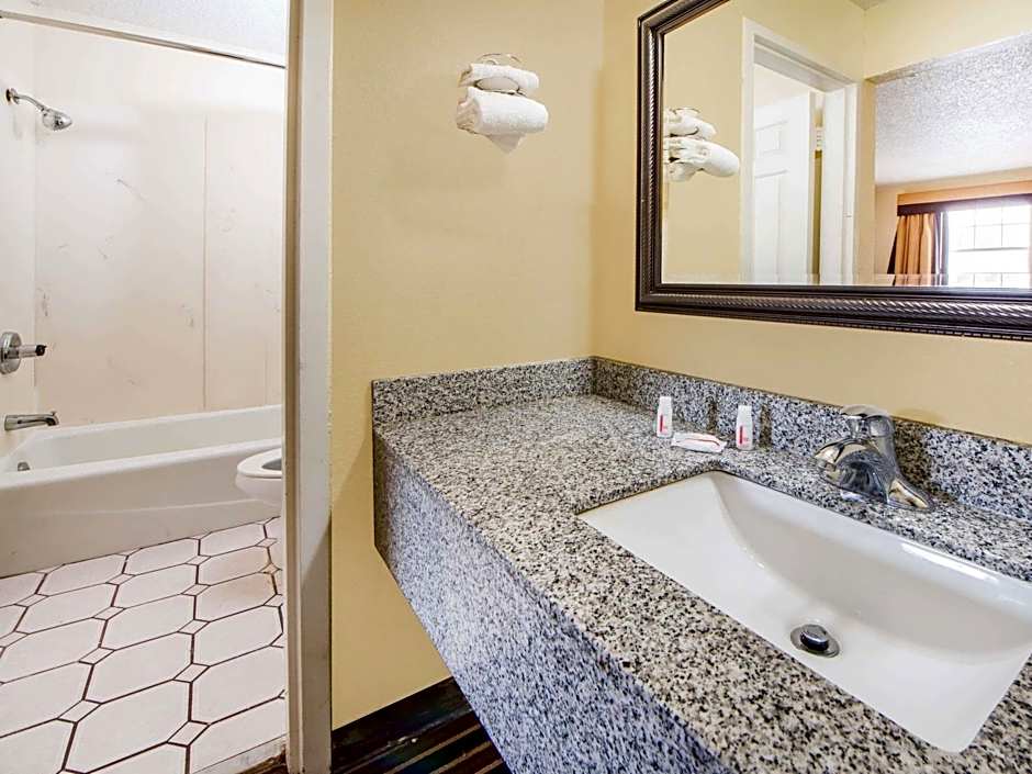 Super 8 by Wyndham Tulsa/Arpt/St Fairgrounds