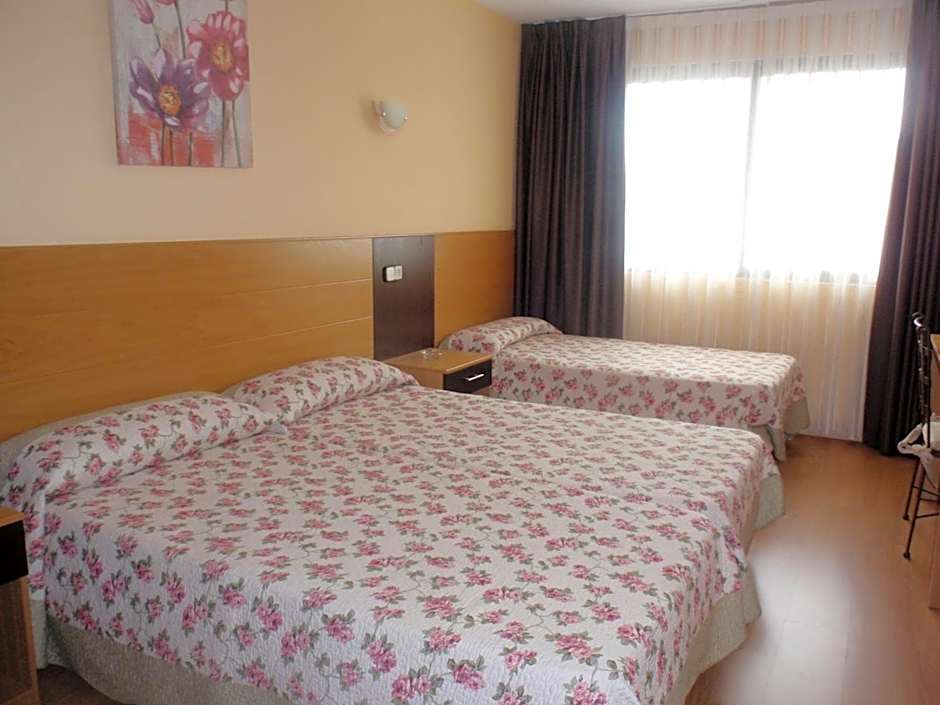 Zdjęcie 1 z 4 — 1 Double Bed or 2 Twin Beds