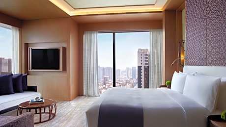 1 King Bed, Large Suite