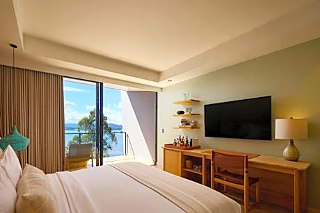 Standard King Room with Balcony and Lake View