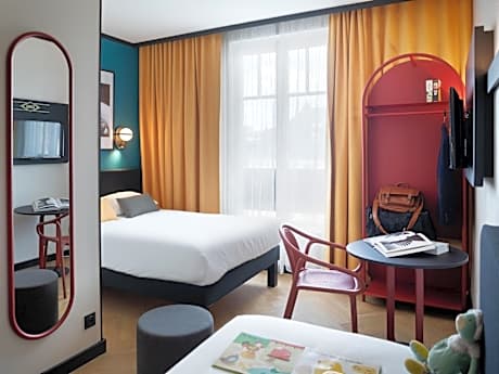 Standard Room with One Double Bed and One Single Bed