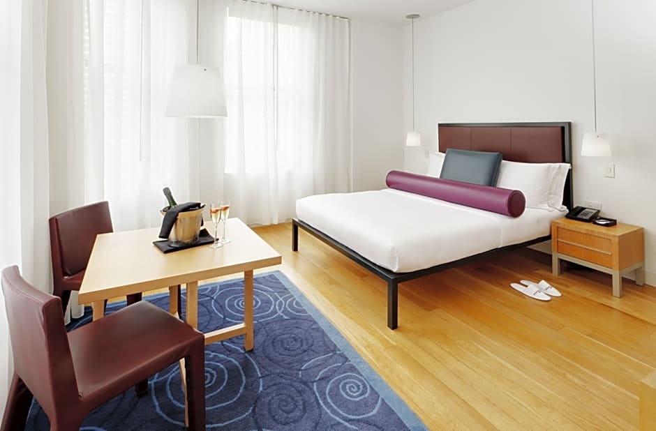 Photo 1 of 3 of Deluxe 1 Queen Bed