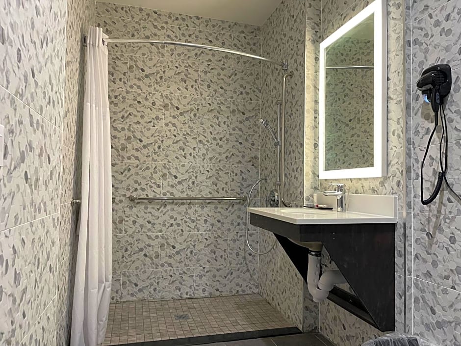 Super 8 by Wyndham Bronx Near Botanical Garden