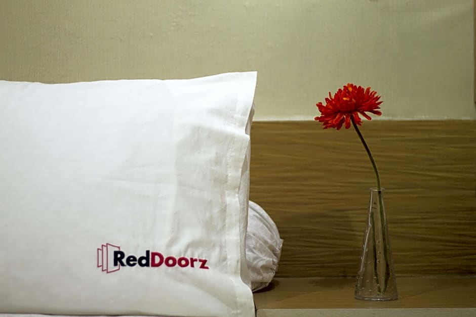 RedDoorz Plus near Isola UPI