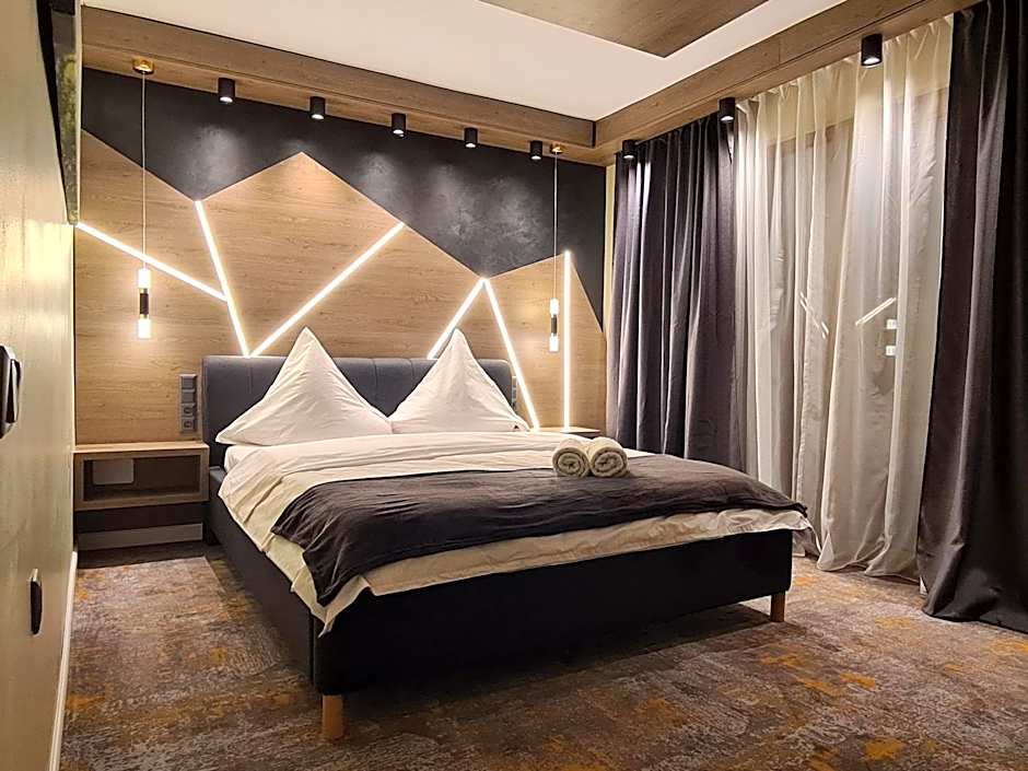 Deluxe Double Room with Balcony — 11 fotoğraftan 1. fotoğraf