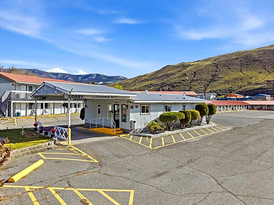 Canadas Best Value Desert Inn & Suites Cache Creek