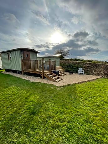 Oakley View Shepherds Hut with hot tub