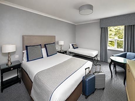 Family Room For 3 With 1 Double Bed And 1 Pull- Out Single Bed