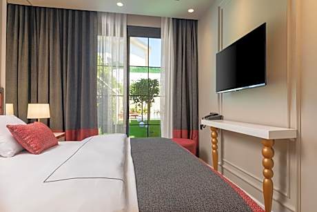 Family Room with Garden View