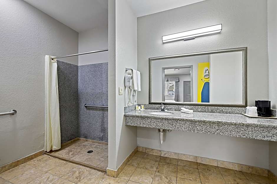 Days Inn by Wyndham Kenedy