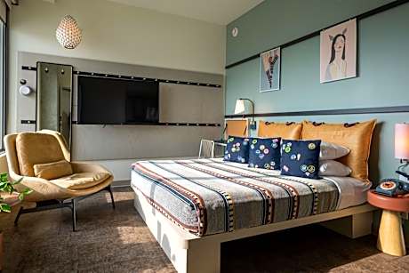 One-Bedroom King Suite with Transfer Shower and Sofa Bed - Mobility Access/Hearing Accessible