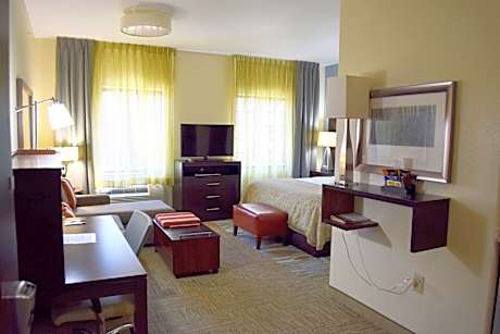 1 Queen Studio Suite Comm Access Kitchen