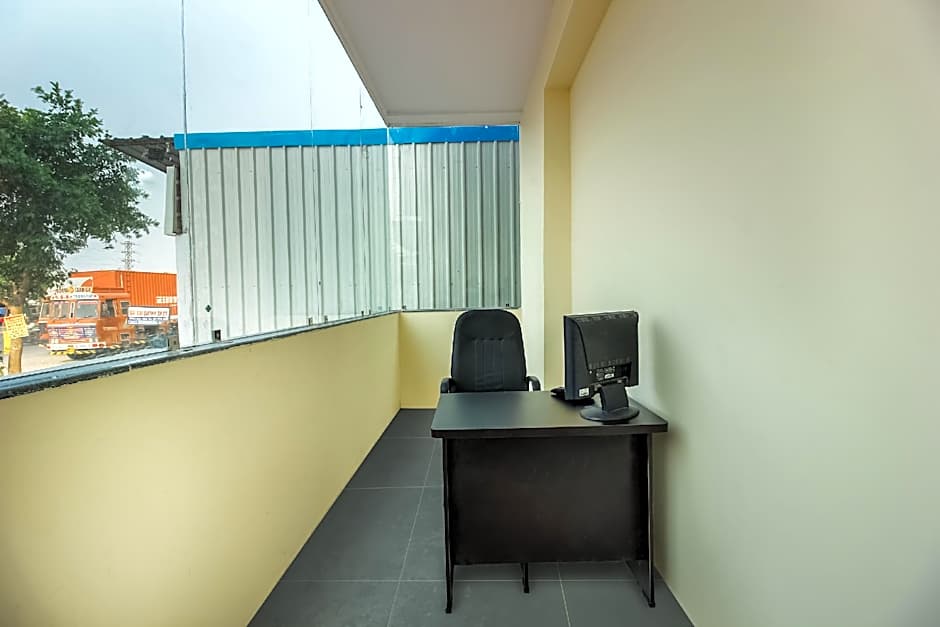 Hotel Shri Chaitra by OYO Rooms – Hyderabad, IA