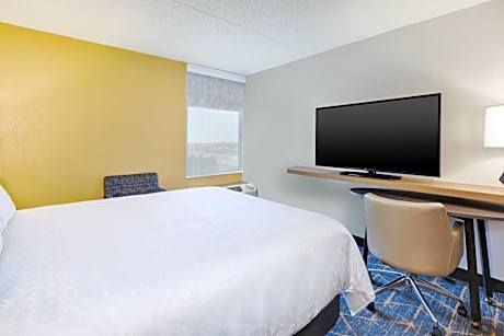 Standard Queen Room with Communications Accessible Roll-In Shower