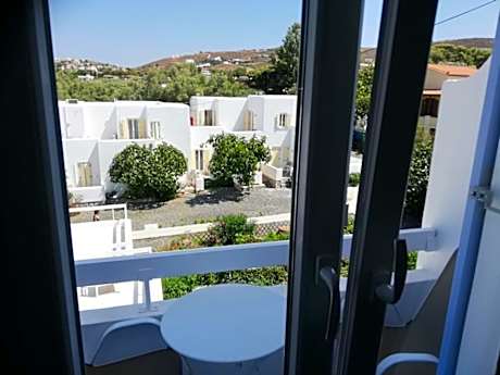 Family Room with Garden View
