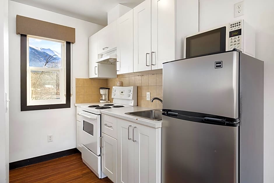 Rocky Mountain Ski Lodge