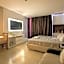 Suíte luxo com tela de cinema no América Towers Studio Residence