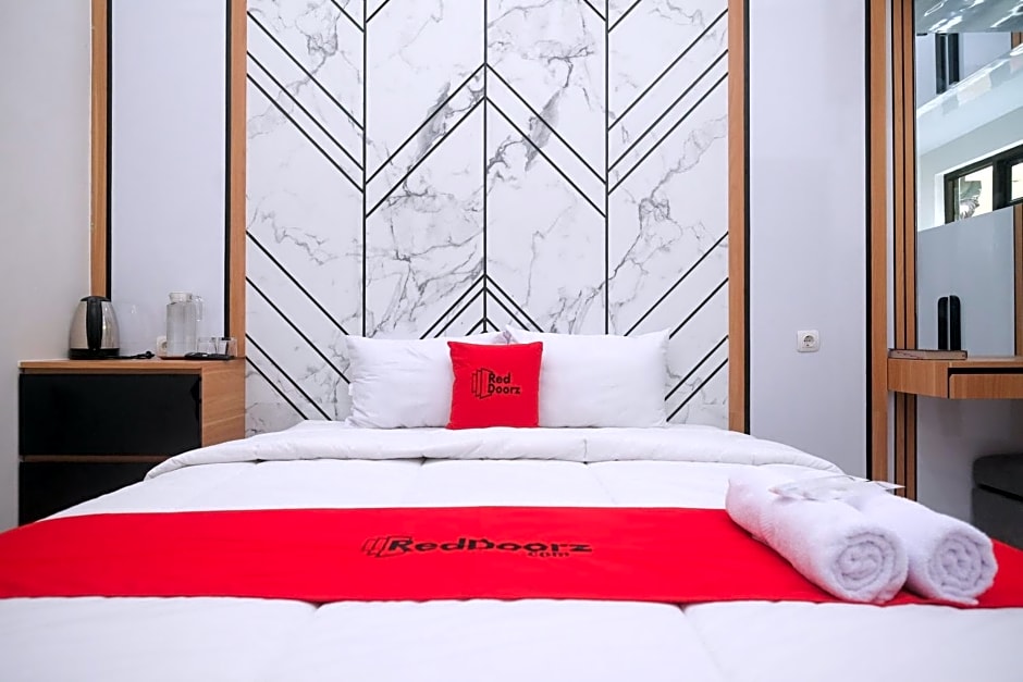 RedDoorz Syariah at Tasneem Puspowarno Semarang