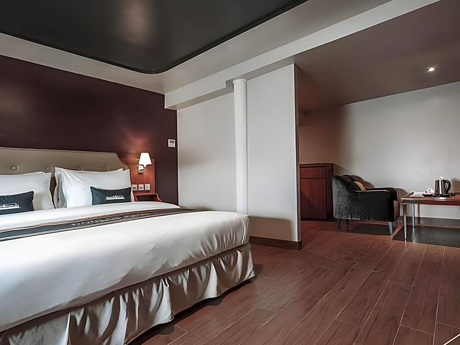 Doulos Phos The Ship Hotel