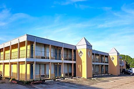Castle Inn & Suites by OYO Lawton