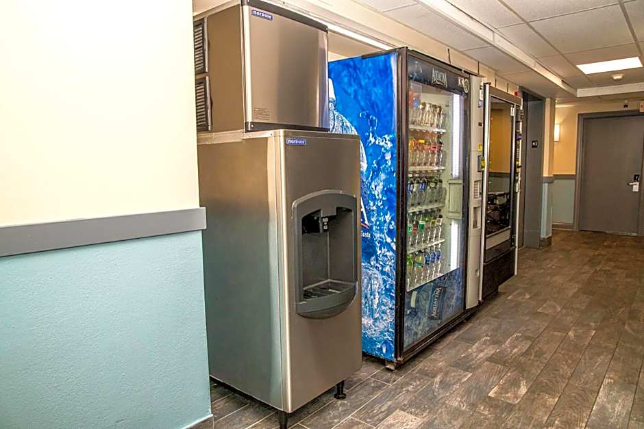 Days Inn and Suites by Wyndham Hammond, IN