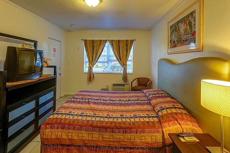 Photo 1 of 6 of 1 Queen Bed