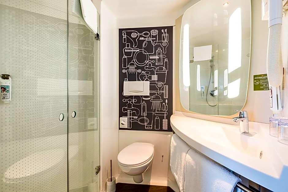 Ibis Manchester Centre 96 Portland Street