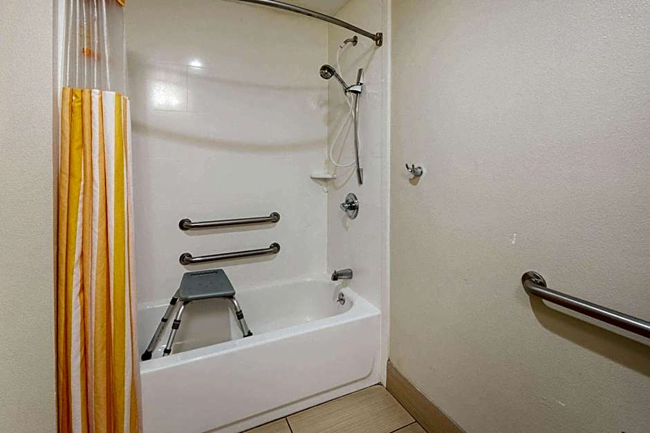 La Quinta Inn & Suites by Wyndham Lagrange / I-85