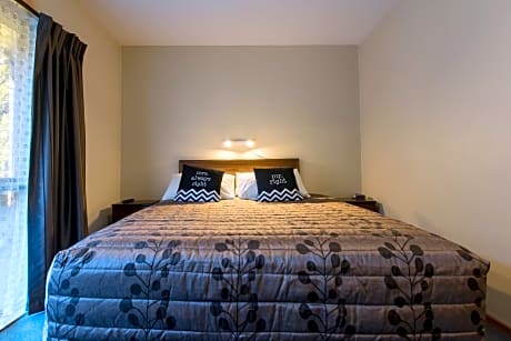 One-Bedroom Apartment with King and Single bed