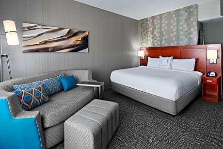 King Room with Non-Private Sofa Bed - Hearing Accessible